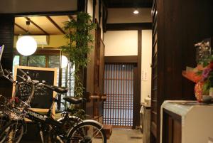 un gruppo di biciclette parcheggiate in una stanza di HARUYA Higashiyama a Kyoto