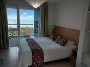 En eller flere senge i et værelse på PROA Playa