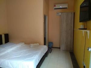Una cama o camas en una habitación de Hornbill Resort Pangkor