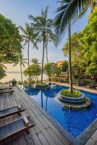 - une piscine dans un complexe avec des palmiers dans l'établissement Samui Paradise Chaweng Beach Resort , SHA Plus, à Chaweng