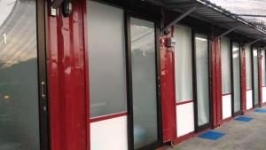une rangée de portes en verre dans un bâtiment dans l'établissement The Container, à Labuan Bajo