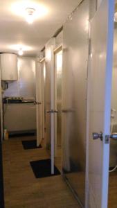 - un couloir avec deux portes dans une chambre dans l'établissement The Container, à Labuan Bajo