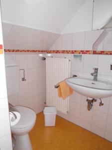 Kylpyhuone majoituspaikassa Pension 'Das kleine Landhaus'