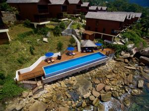 uma vista aérea de um resort com uma piscina em Oceanica Resort Seychelles em Glacis