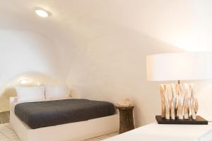 Uma cama ou camas num quarto em Whitedeck Santorini