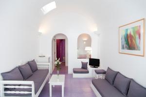 Uma área de estar em Whitedeck Santorini