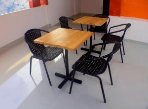 ジョグジャカルタにあるFront One Cabin Malioboro Jogjaの部屋内のテーブルと椅子
