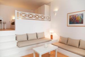 Uma área de estar em Whitedeck Santorini