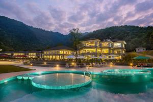 un resort con due piscine di fronte a un edificio di Mountain Glory Forest Resort a Pokhara
