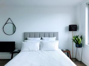 Кровать или кровати в номере Staying Places - The Avenue