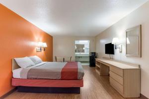 Pokój hotelowy z łóżkiem i biurkiem w obiekcie Motel 6-Raleigh, NC - Cary w mieście Cary