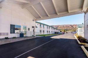 un aparcamiento vacío fuera de un edificio en Motel 6-The Dalles, OR en The Dalles