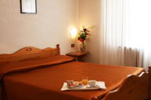Postel nebo postele na pokoji v ubytování Hotel Residence Turium + 32 fotografií