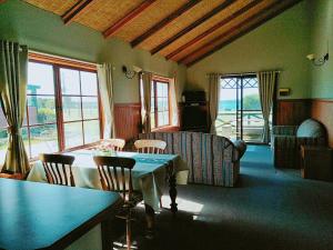 Naracoopa的住宿－Baudins Accommodation，客厅配有桌子和沙发