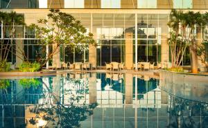 Bazén v ubytování Hotel Santika Premiere Slipi Jakarta nebo v jeho okolí