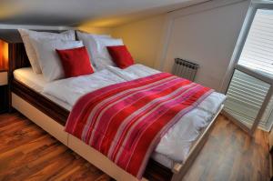 Posteľ alebo postele v izbe v ubytovaní Paradis Apartments
