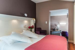 - une chambre avec un lit blanc et un grand miroir dans l'établissement Le Rhien Hôtel-Restaurant, à Ronchamp