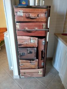 une pile de valises empilées les unes sur les autres dans l'établissement Appartamento Salvatore, à Campagnano di Roma