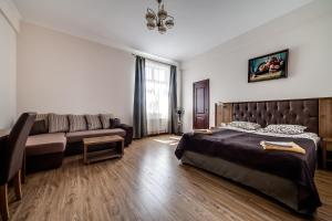 1 dormitorio con 1 cama y 1 sofá en Kryva Lypa, en Leópolis