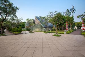 Kebun di luar Ibis Budget Jakarta Menteng