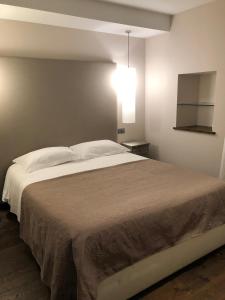 a bedroom with a bed and a light on the wall at Apartament Casa Rey in Vilac