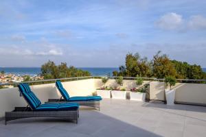 拉納卡的住宿－The Coral Penthouse，阳台配有两把椅子,享有海景。