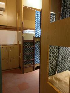 Postelja oz. postelje v sobi nastanitve Matsu 1st Hostel