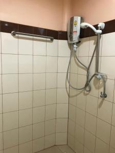 baño con ducha y teléfono en la pared en Pim Bungalow en Mae Haad