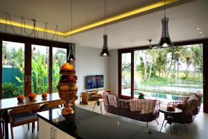 una sala de estar con una mesa con un pastel. en RC ubud villa en Ubud