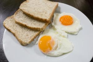 Jídlo v hostelu nebo okolí