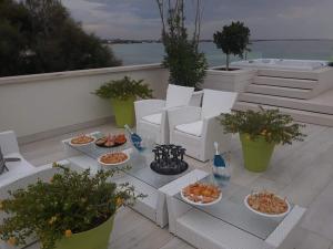 einen Tisch mit Essschüsseln auf dem Balkon in der Unterkunft Bahiamar in Torre Lapillo