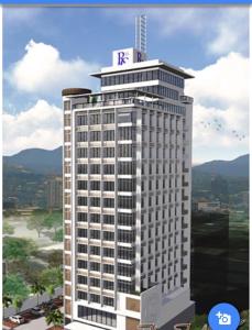 un moulage d'un grand bâtiment blanc avec un panneau sur celui-ci dans l'établissement Trillium Residences Condominium, à Cebu 25 autres photos