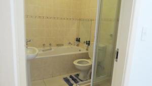 Un baño con bañera, inodoro y lavabo. en Balooga No. 22, en Margate