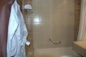 
حمام في فندق سفير القاهرة
