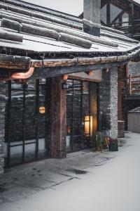 um edifício com neve no telhado em Granuit room & breakfast em Sauze di Cesana