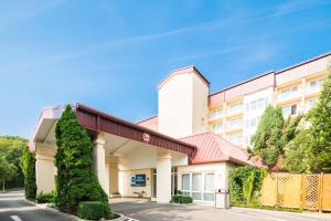 un bâtiment d'hôtel avec une clôture devant lui dans l'établissement Best Western Hotel Jena, à Iéna