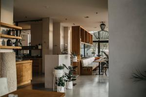 a kitchen and dining room with plants in a room at Strandhotel in Cadzand-Bad
