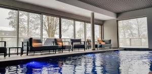בריכת השחייה שנמצאת ב-Hôtel Interlaken Lounge Bar & Spa או באזור