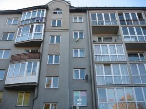 カリーニングラードにあるНа улице Пролетарскойの多くの窓がある高層アパートメントです。