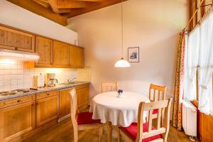 cocina con mesa y sillas en una habitación en Landhaus Kaufmann, en Bad Hindelang