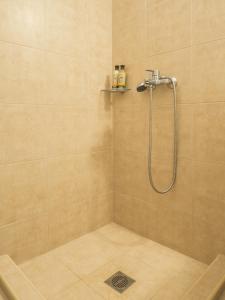 A bathroom at Villa Mariou