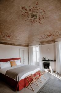 1 dormitorio con cama y techo artesonado en Moonfrà, en Antignano