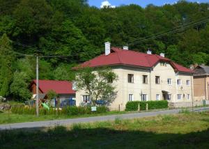 ein Haus mit rotem Dach an der Straßenseite in der Unterkunft Apartment KOPA L in Vyhne