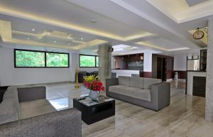 Sala de estar con 2 sofás y mesa en Tea Castle Munnar en Munnar
