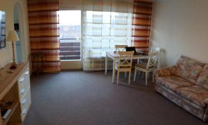 O zonă de relaxare la Sunny 1-room apartment near railway station