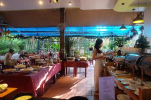 Bungalow Mai Phuong Binh tesisinde bir restoran veya yemek mekanı