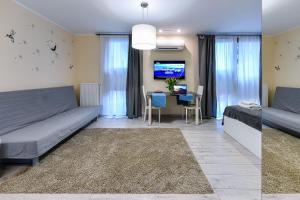ワルシャワにあるMOKO Apartment IIのベッドルーム1室(ベッド1台付)、ダイニングルームが備わります。