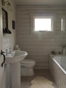 y baño con lavabo, aseo y bañera. en Woodside Logcabin Ardoch Lodge, en Strathyre