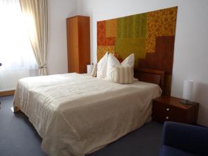 Ένα ή περισσότερα κρεβάτια σε δωμάτιο στο Hotel & Restaurant Schloss Weißenburg
