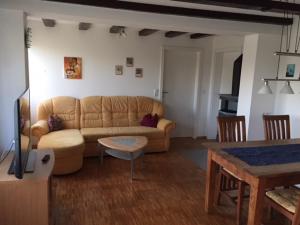 ein Wohnzimmer mit einem Sofa und einem Tisch in der Unterkunft Ferienwohnung Schwahn in Kleinschönach